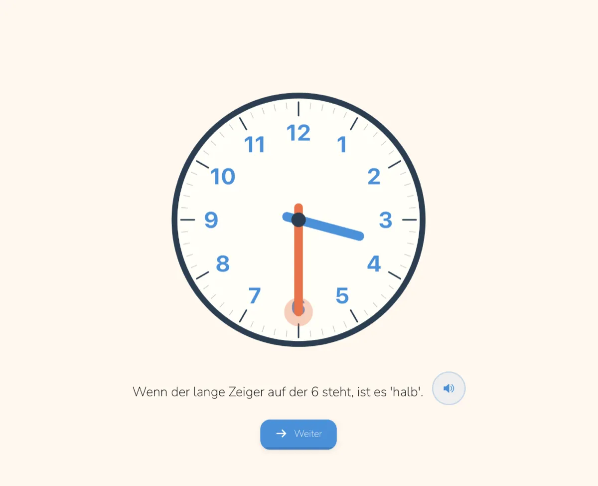 Screenshot aus Tinu Time: Eine Lektion zu halben Stunden. Die Uhr zeigt 3:30, der orange Minutenzeiger steht auf der 6, der blaue Stundenzeiger zwischen 3 und 4. Darunter der Satz „Wenn der lange Zeiger auf der 6 steht, ist es halb“, daneben ein Lautsprecher-Knopf und der Knopf „Weiter“.